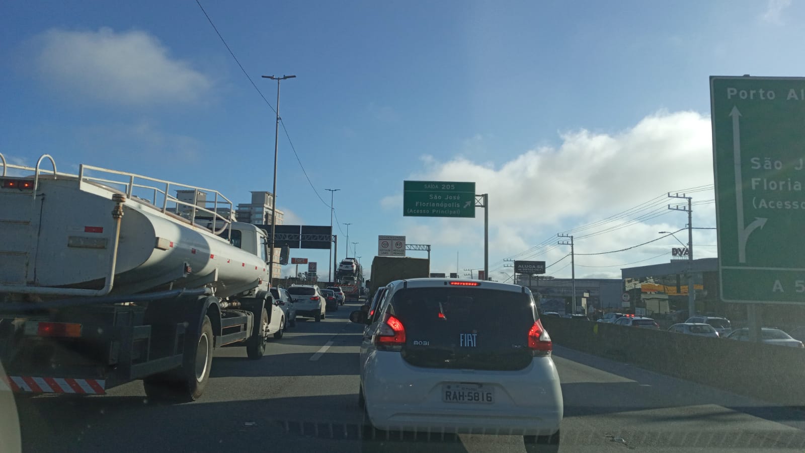 TRÂNSITO NA  BR-101  NA  REGIÃO DA GRANDE FLORIANÓPOLIS (SC), ENFRENTA CAOS
