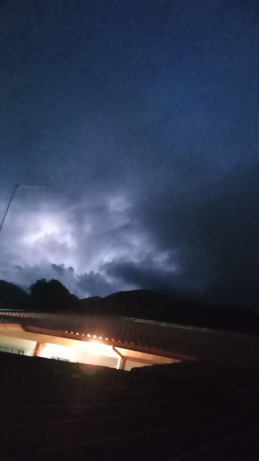 DESCARGAS  ELÉTRICAS  NOS CÉUS DA NOITE  CATARINENSE