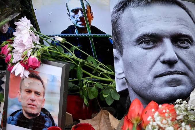 O ADEUS A NAVALNY AO SOM DE  " MY  WAY " ATRAIU MILHARES  À  IGREJA EM MOSCOU
