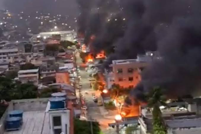 GUERRA NO RIO DE JANEIRO (RJ). NOITE DE TERROR APAVORA COMUNIDADES