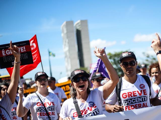 BRASIL DIANTE GREVE EM UNIVERSIDADES E INSTITUTOS FEDERAIS