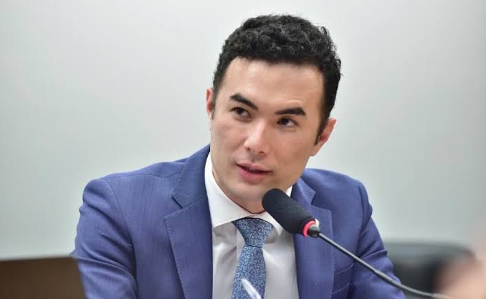 O BRASIL NÃO AGUENTA: DEPUTADO  CONSOME BEBIDAS ALCOÓLICAS COM RECURSOS PÚBLICOS