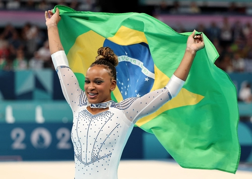 REBECA ANDRADE CONQUISTA PRATA  NA GINÁSTICA ARTÍSTICA EM PARIS