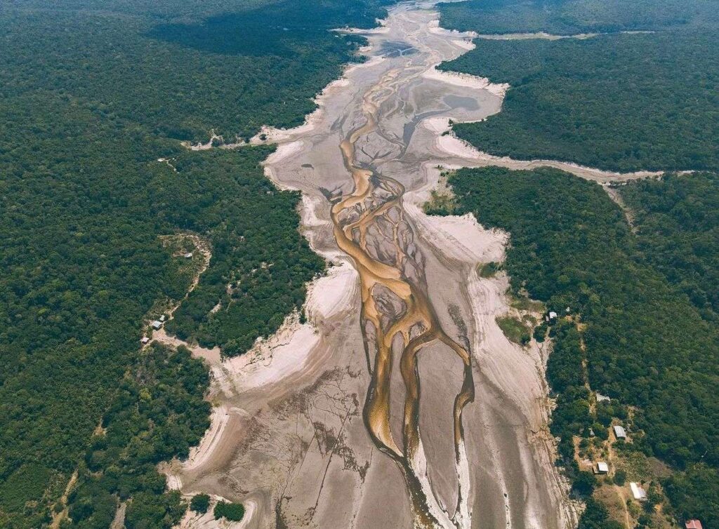 RIO AMAZONAS AGONIZA E NA COLÔMBIA JÁ  ENCOLHEU 90% DEVIDO À SECA