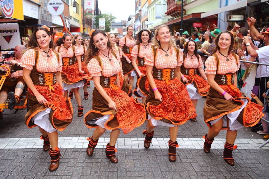 OKTOBERFEST É DESTAQUE EM BLUMENAU (SC)  E ATRAI PÚBLICO BRASILEIRO E DO EXTERIOR