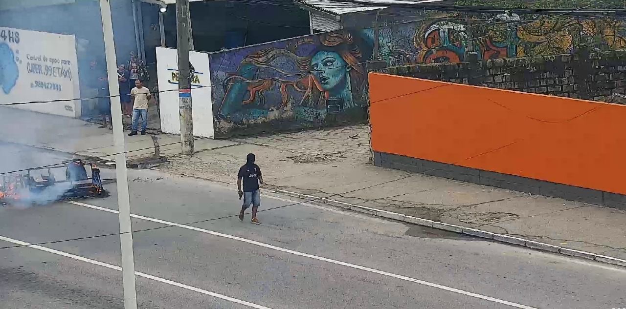 FLORIANÓPOLIS VIVEU TERROR COM BARRICADAS E INCÊNDIOS EM VIAS PÚBLICAS