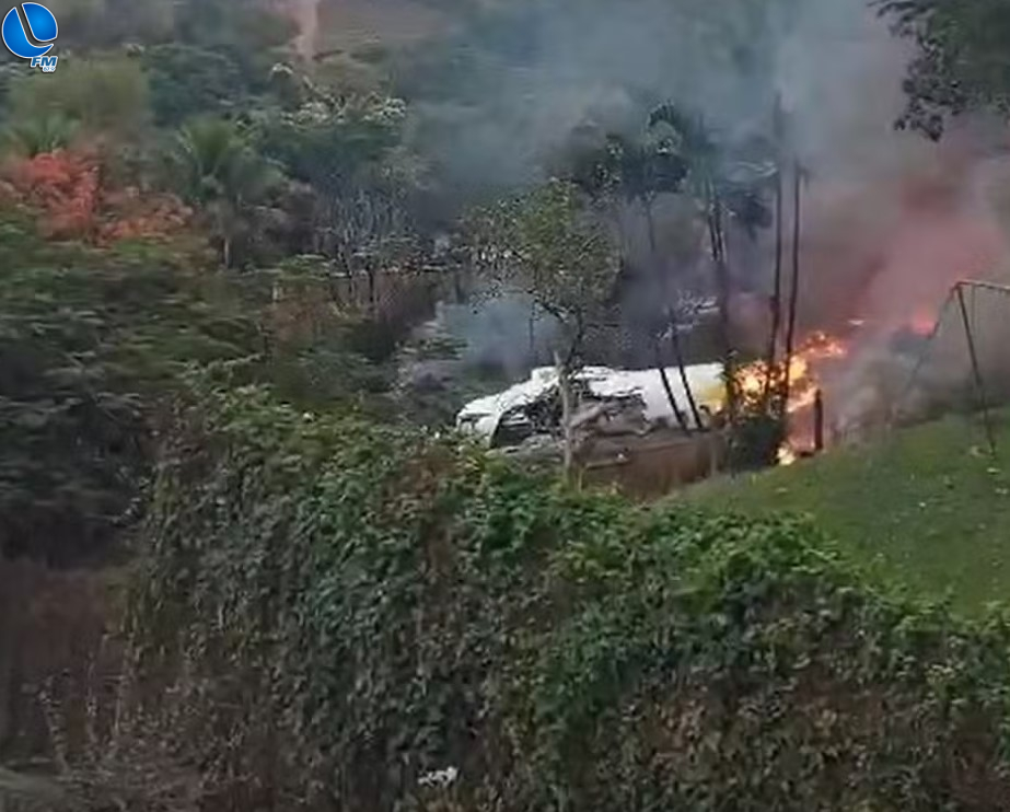 AVIÃO CAI EM SÃO PAULO (SP) E RESULTA NA MORTE DE CINCO PESSOAS