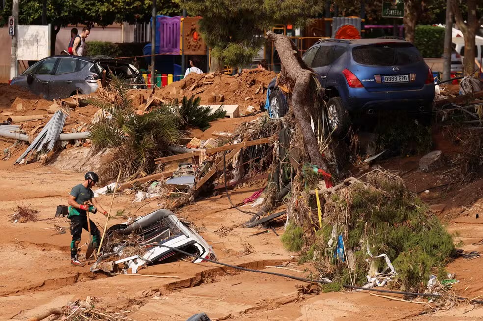 TRAGÉDIA AMBIENTAL NA ESPANHA.  ENCHENTES PROVOCAM MORTES E DESTRUIÇÃO