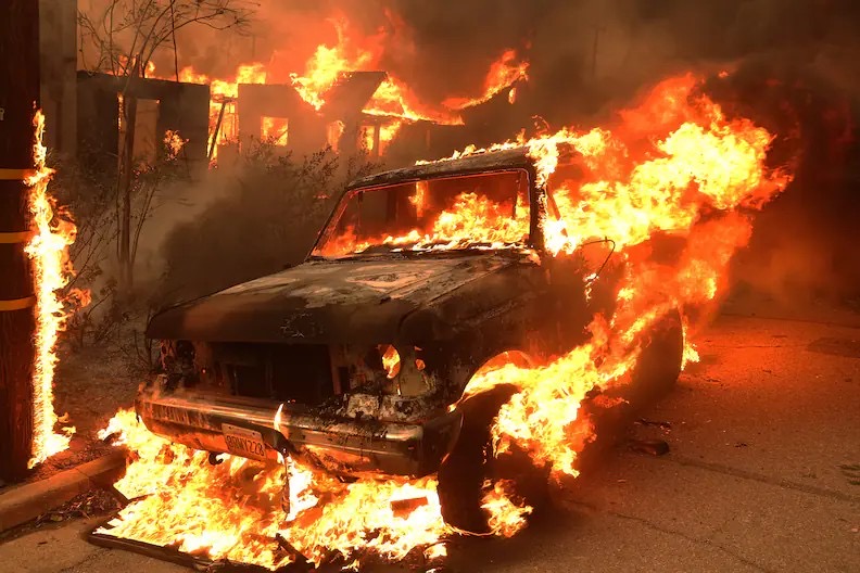 INCÊNDIOS FLORESTAIS  DEVASTAM PARTE DA CALIFÓRNIA (EUA)