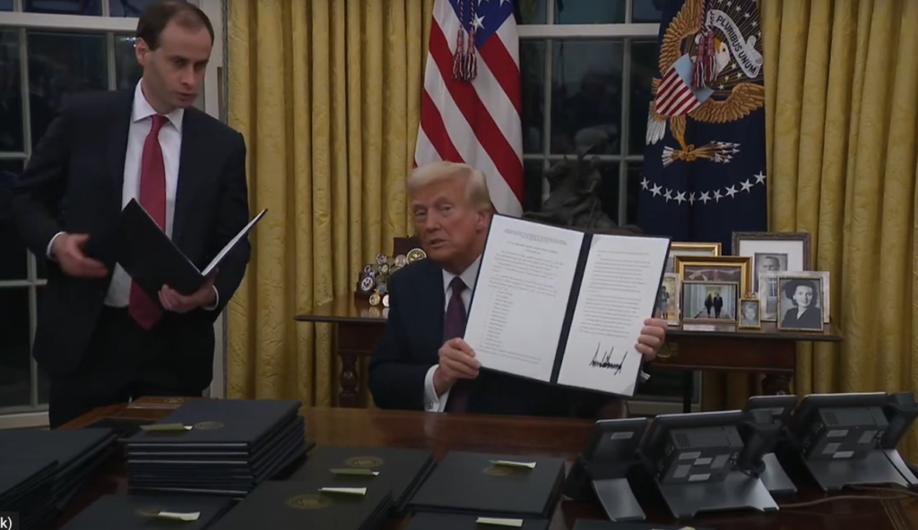 TRUMP  CONCEDE PERDÃO  PARA  VENDEDOR DE DROGAS CONDENADO À PRISÃO PERPÉTUA