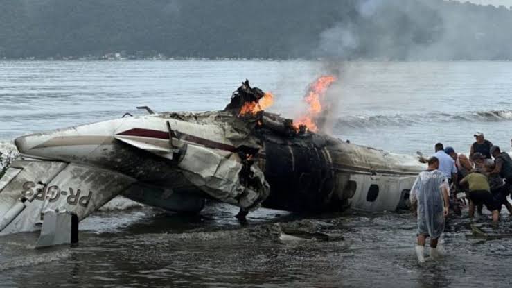 AVIÃO CAI  E  EXPOLODE  NA PRAIA DO CRUZEIRO EM UBATUBA (SP)