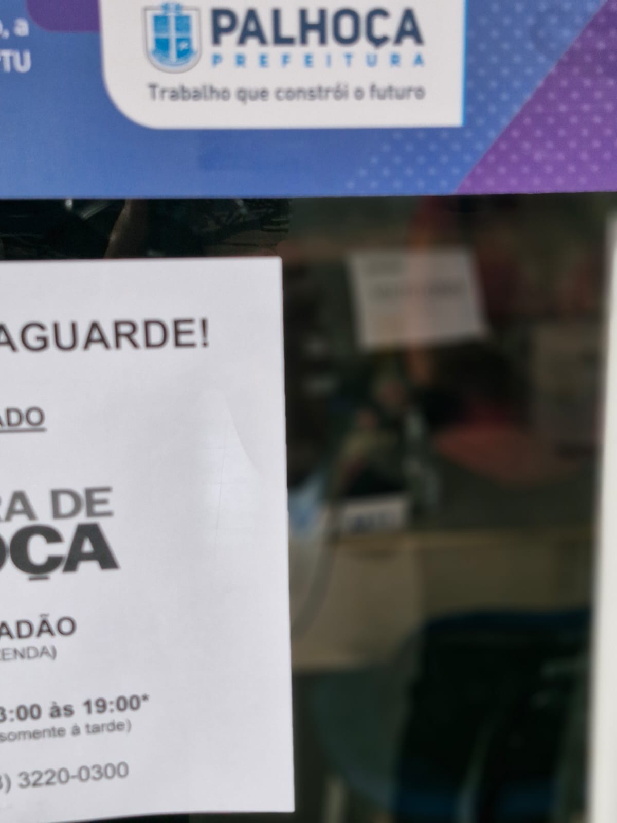 EM PALHOÇA (SC), FILA DE ESPERA COM PORTA FECHADA E CARTAZ : "VOLTO LOGO"