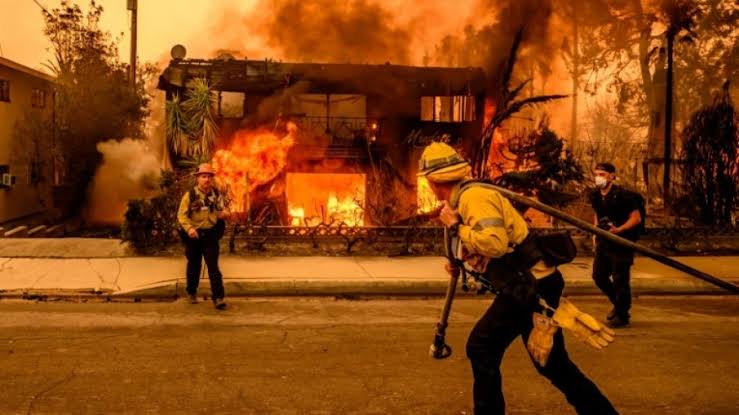 INCÊNDIOS FLORESTAIS AVANÇAM  SEM CONTROLE SOBRE LOS ANGELES (EUA)