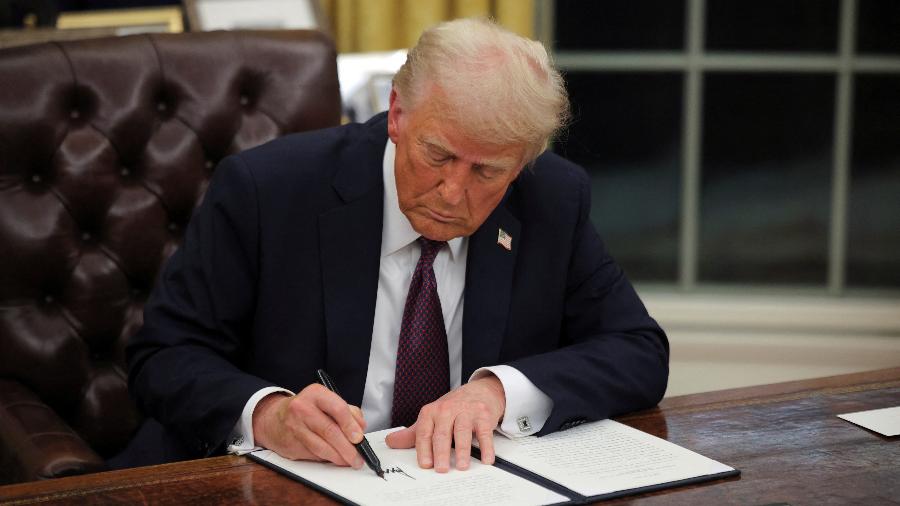 TRUMP ASSUME PROVOCANDO FORTES REAÇÕES CONTRA MAIORIA DOS DECRETOS ASSINADOS