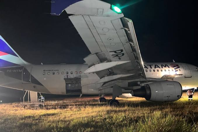 AVIÃO DA LATAM  ULTRAPASSA PISTA  AO  ATERRISAR EM CHAPECÓ (SC)