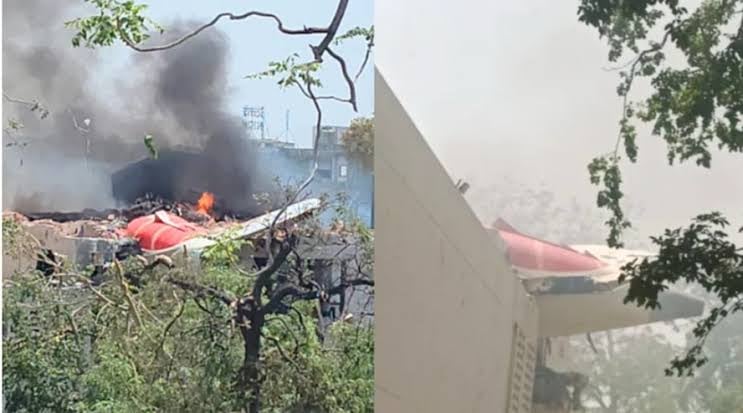 QUEDA DE AVIÃO NA ÍNDIA PROVOCA MORTES E  DESTRUIÇÃO