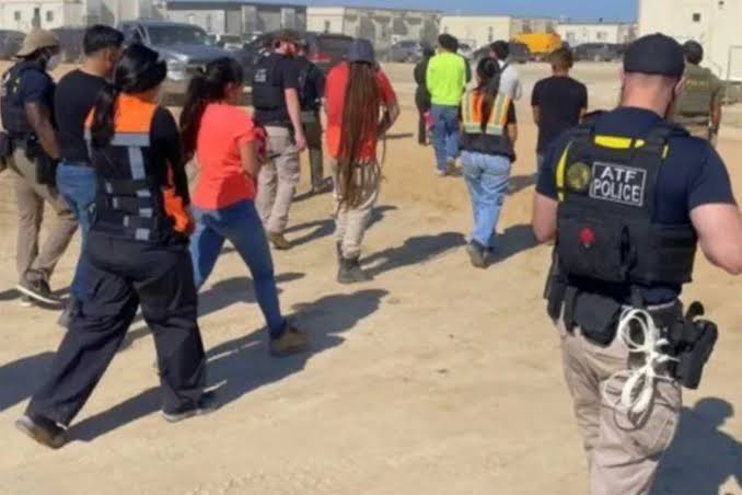 VARREDURA NOS EUA CONTRA IMIGRANTES ILEGAIS OU NÃO. TRABALHADORES  DA HYUNDAI FORAM ALVOS DE PRISÃO