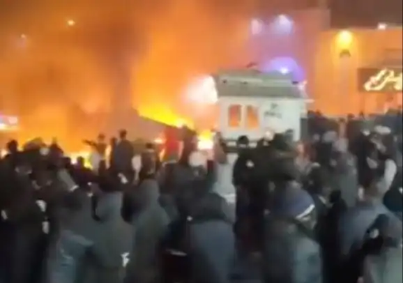 PROTESTOS POPULARES NOS EUA E NO IRÃ. VEJA:
