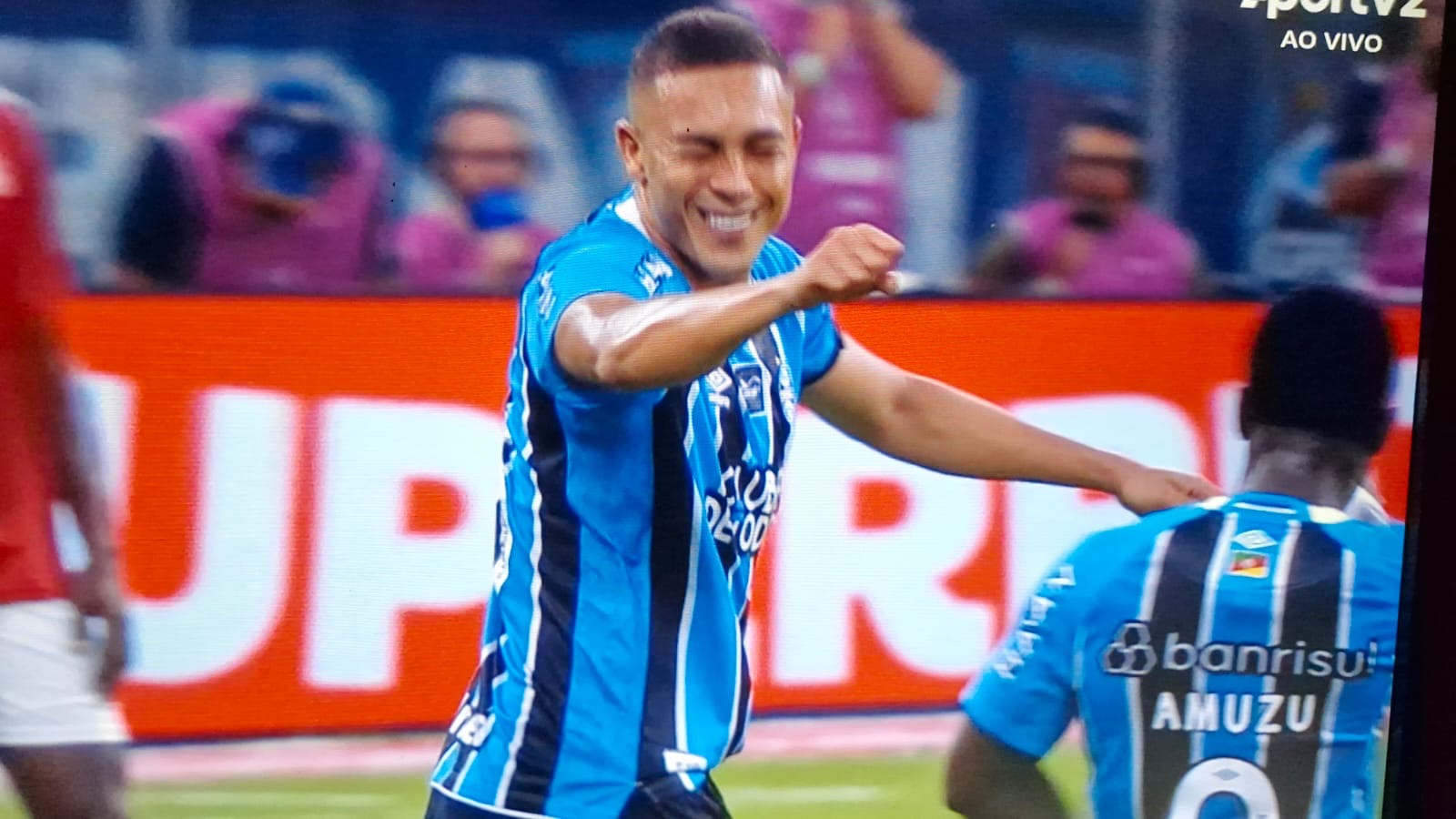 GRÊMIO GOLEIA INTERNACIONAL E SAI EM LARGA VANTAGEM NA DECISÃO.