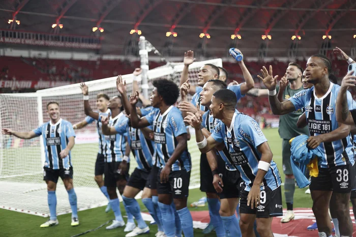 GRÊMIO ERGUE A TAÇA DE CAMPEÃO NO BEIRA-RIO
