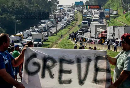 GREVE DOS CAMINHONEIROS. Paralisação pode começar na quinta-FEIRA (19/3) EM TODO O BRASIL