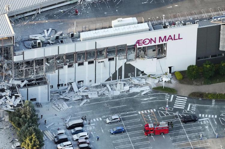 TERREMOTO DE MAGNITUDE 7,1 ATINGE O SUL DO JAPÃO CAUSANDO COLAPSOS DE EDIFÍCIOS E  DEZENAS DE FERIDOS