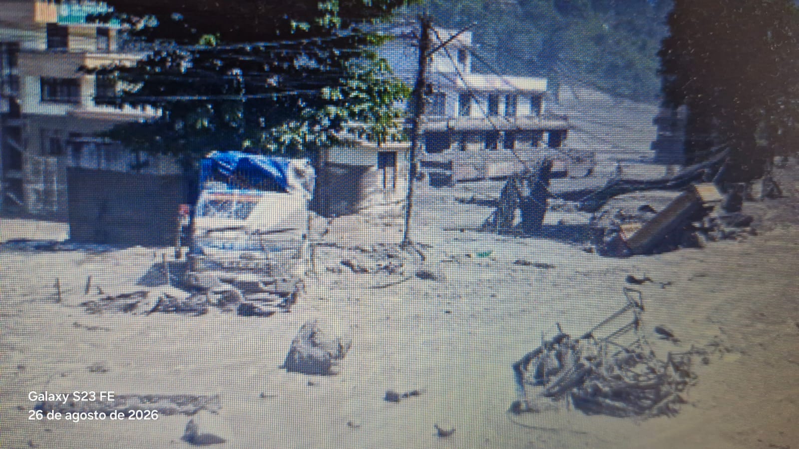 ENCHENTE  NO  RIO  BHOTEKOSHI,  EM RASYWA (  NEPAL ), DEIXA RASTRO DE DESTRUIÇÃO;  VÍTIMAS E CENTENAS DESAPARECIDOS