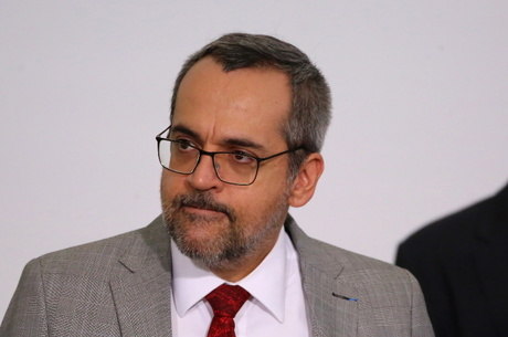 Weintraub pode não poder deixar o Brasil diante pedido de apreensão do passaporte que chegou ao STF 