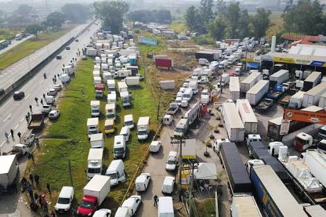 Greve dos caminhoneiros continua 