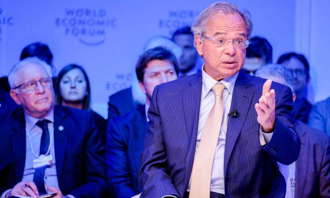 Davos - Ministro Guedes joga responsabilidade do desmatamento em cima dos pobres. Conta outra Guedes envolvido no caso Fundos de Pensões