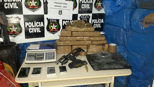DENARC e DEIC  fazem apreensões de armas; drogas e cigarros em SC