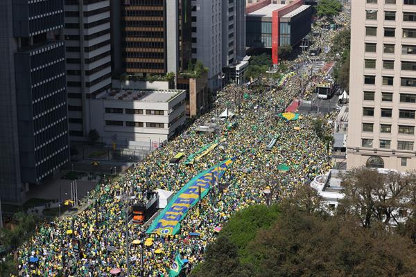 Brasil : Do tragicômico desgoverno ao malabarismo da máfia corrupta que prejudica a Nação há décadas