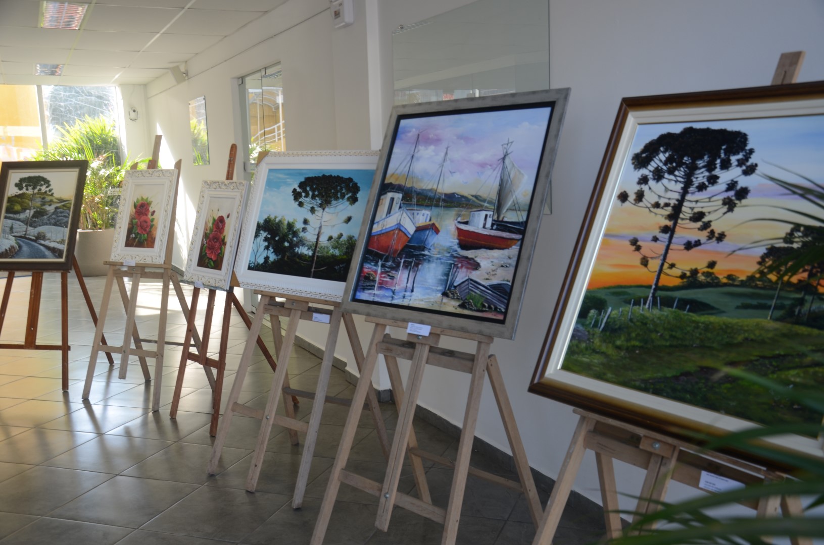 Exposição \"Encantos da Serra\" no hall da Câmara de Lages (SC)