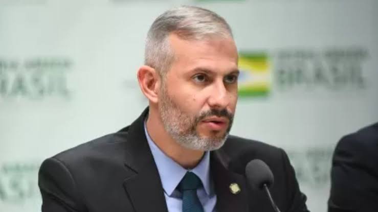 VICTOR GODOY ASSUME O  MEC