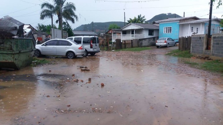 Temporal com ventos de 77 km/h destelha casas em Lages, na região do Planalto Catarinense