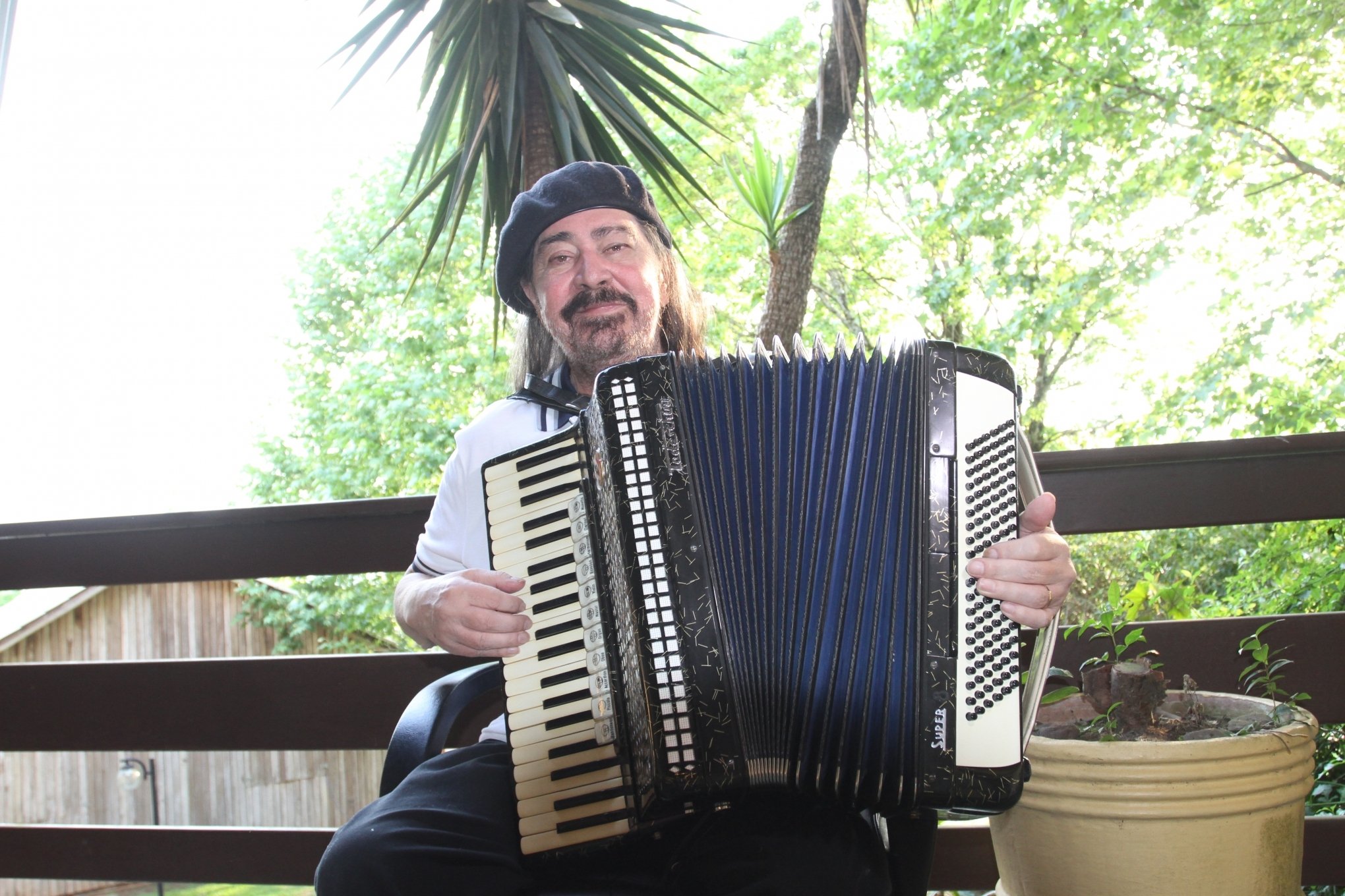 Morre o cantor e compositor  Elio da Rosa Xavier - o Porca Véia;  um dos maiores músicos do Tradicionalismo Gaúcho