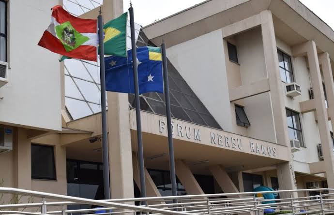 Tribunal de Justiça de Santa Catarina demite servidora por desvio de valores de ações judiciais