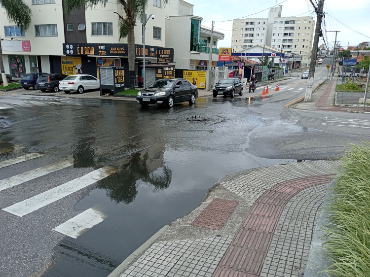 Esgoto estoura em São José. Mau cheiro exala a distância