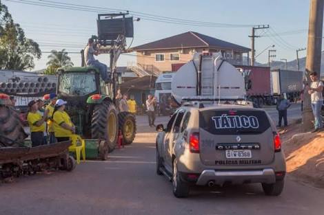 Juiz determina remoção de manifestantes do entorno da Petrobrás, em Biguaçu (SC)