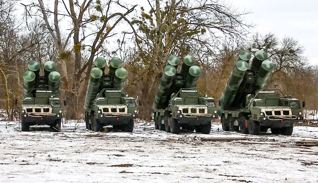 Rússia mantém tropas militares na fronteira com Ucrânia
