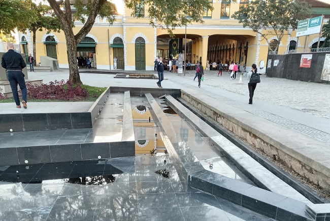 Água parada no Largo da Alfândega, centro, em Florianópolis (SC), representa risco á saúde