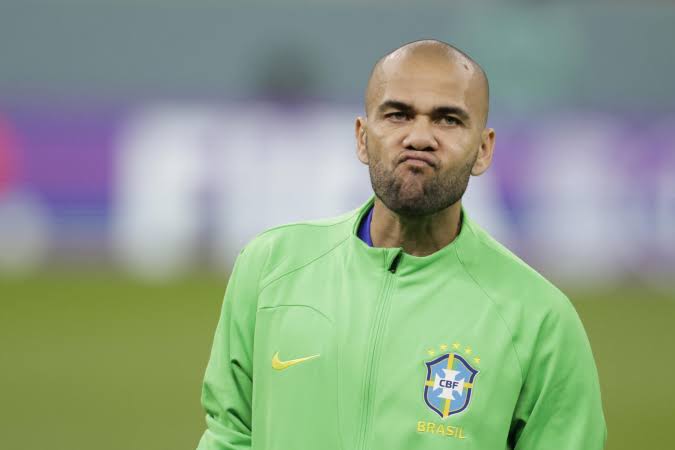 DANIEL ALVES É PRESO  NA ESPANHA  ACUSADO POR ESTUPRO