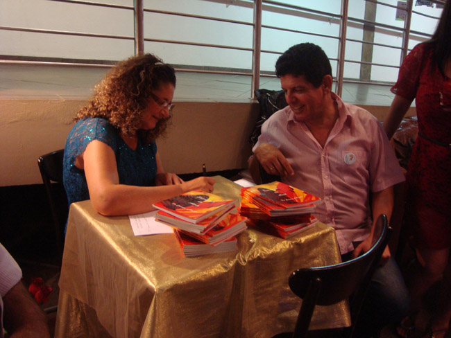 Livro em destaque é lançado em Florianópolis (SC)