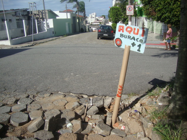  Buraqueira em ruas e avenidas de São José (SC)