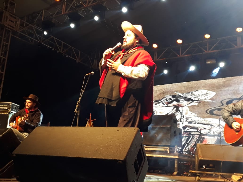 FESTA DO PINHÃO : \" REVISITANDO \" VENCE SAPECADA DA CANÇÃO NATIVA 