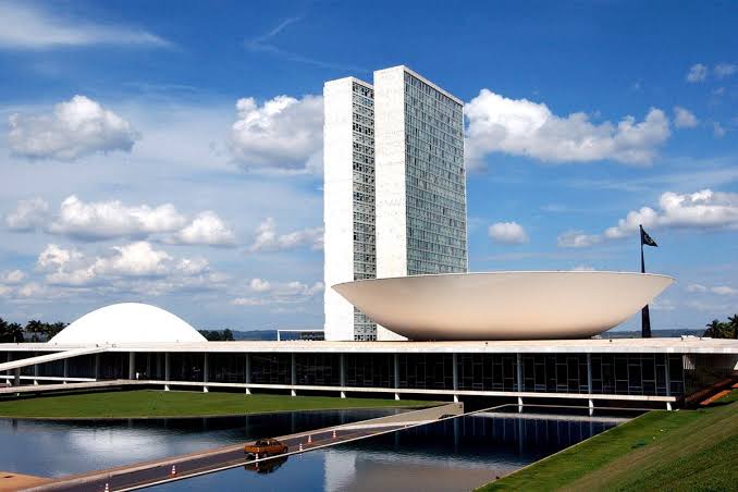 Congresso Nacional; legislativos estaduais e municipais extintos dariam economia bilionária por mês ao Brasil