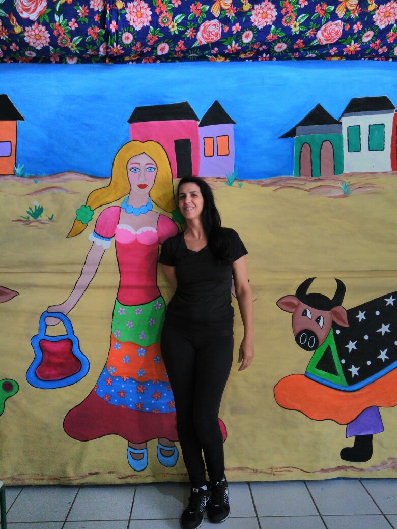 Professora e pintora leva arte às escolas em Florianópolis (SC)