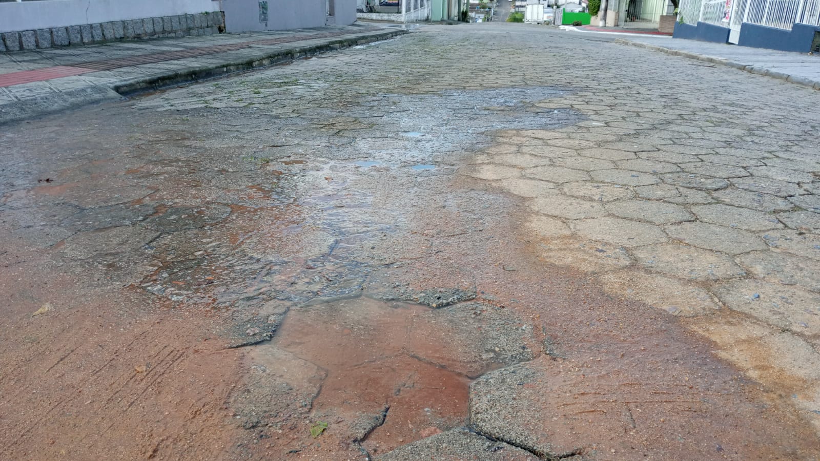 DESPERDÍCIO : VAZAMENTO D´ÁGUA HÁ UMA SEMANA EM SÃO JOSÉ (SC)