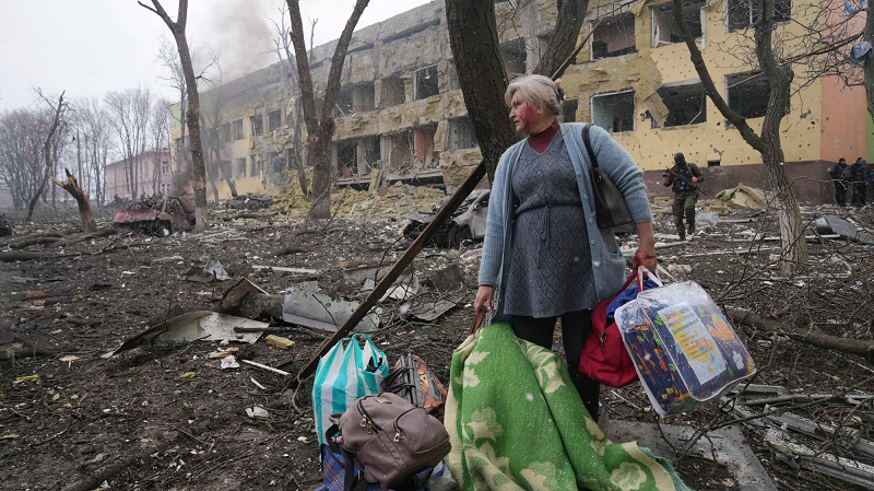 MARIUPOL ARRASADA COM CADÁVERES APODRECENDO NAS RUAS E SOB ESCOMBROS