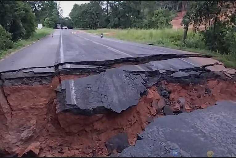CHUVAS EM SC DEIXAM RASTRO DE DESTRUIÇÃO E MORTES